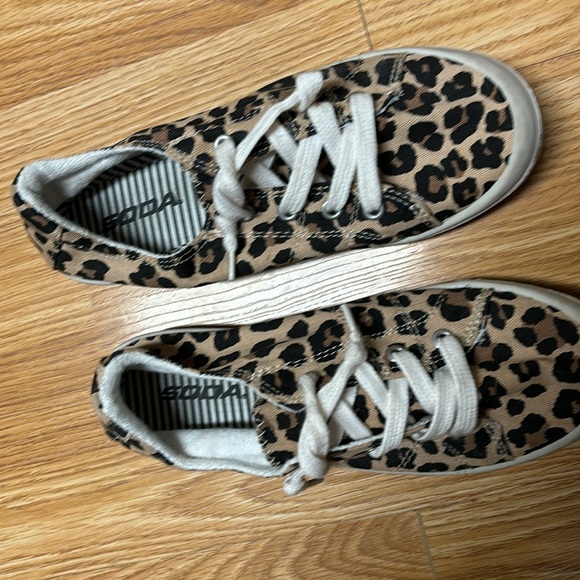 SOOA Comfy Leopard white lace tie shies cannot see size but I wear size 5 - Picture 2 of 10